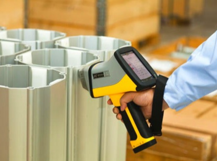 Voidaanko ruostumattomasta teräksestä valmistettujen kiinnikkeiden aitouden tunnistamiseen nopeasti kemiallisia liuoksia ja magneetteja?