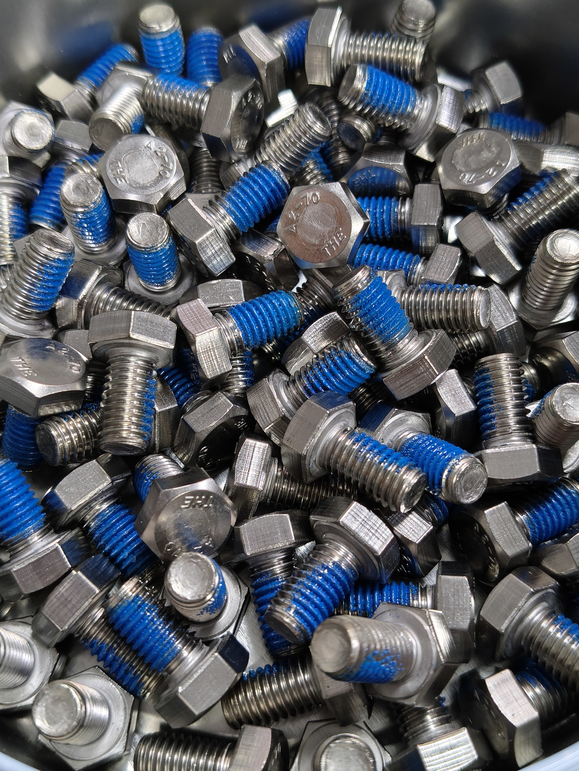 Miksi kierrelukitusliimat luokitellaan kemiallisiin liimoihin ja nailonliimoihin?