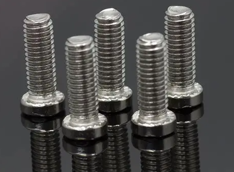 Mikä aiheuttaa värimuutoksia ruostumattomasta teräksestä valmistettuihin ruuveihin?